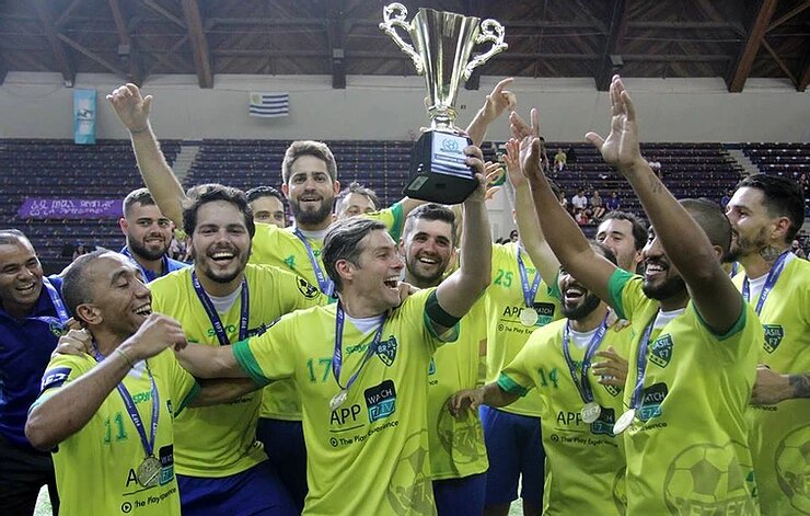 Playing at home, Brazil wins all matches and wins the Intercontinental Cup