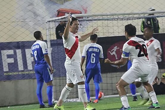 Peru defeats Guatemala by 4 to 0 and is guaranteed in the Copa America final; Uruguay and Chile tie without goals