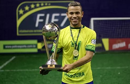Vassoura (Brazil) enters history and is elected the best player in the world