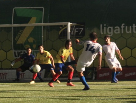 In a very disputed game, Chile's team defeats Ecuador 5-4 for the second round of the Copa America